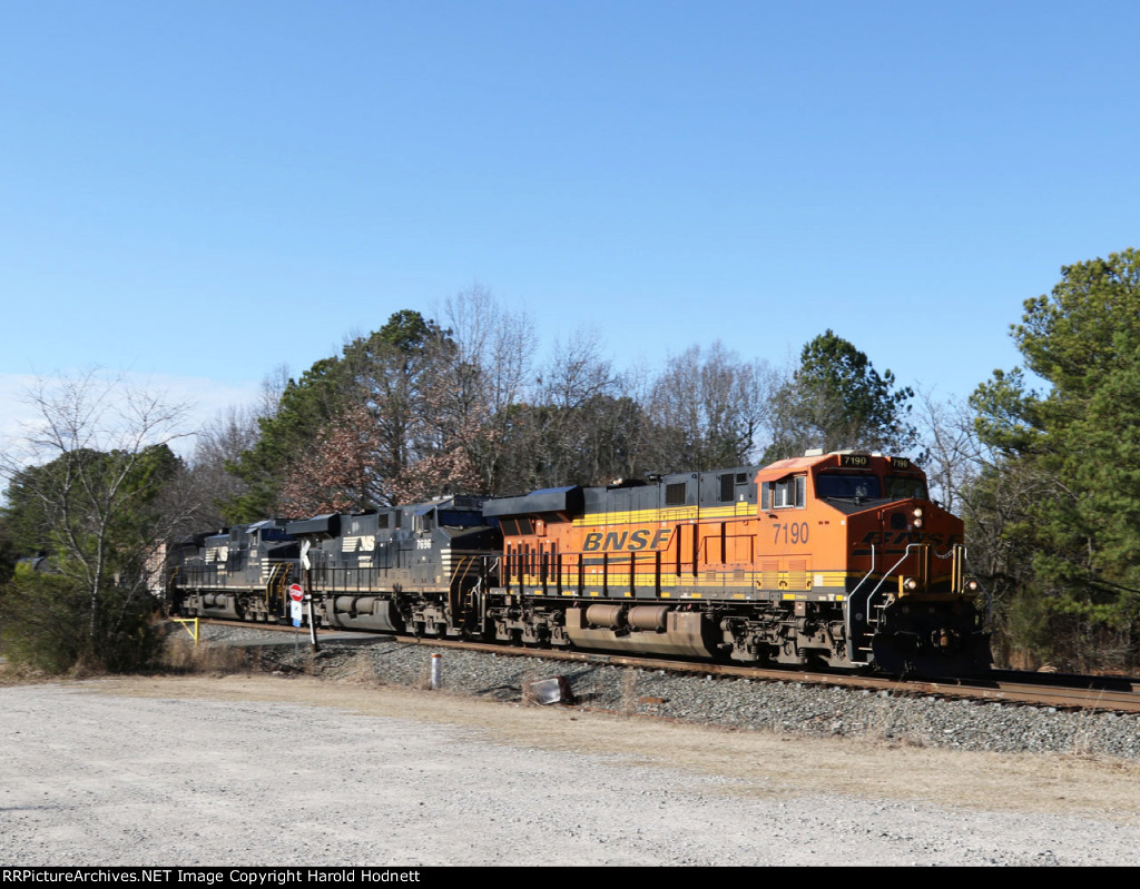 BNSF 7190 leads NS train 6W4